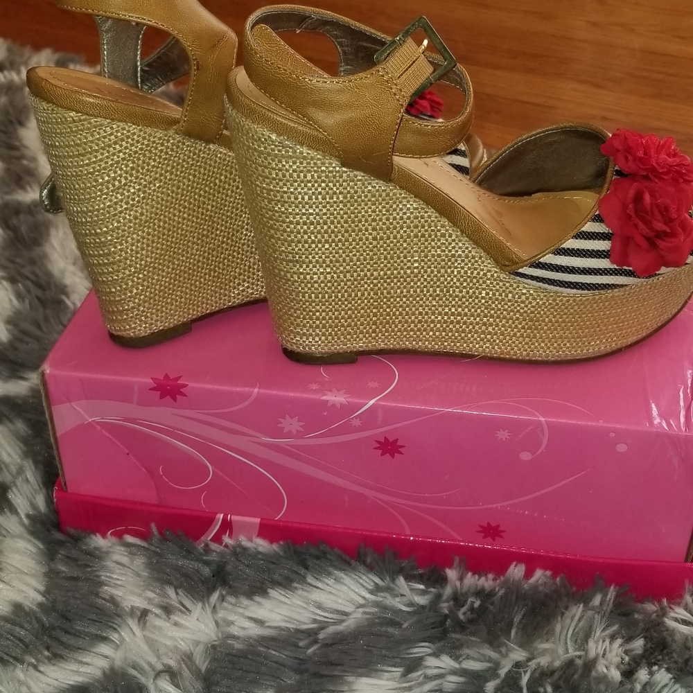 Shoes - Picture 4 of 4